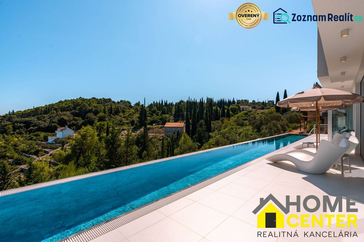 NA PREDAJ Luxusná vila  /360 m²/ s infinity bazénom, mesto Korčula - Bazén pri vile v meste Korčula s výhľadom na okolitú prírodu.