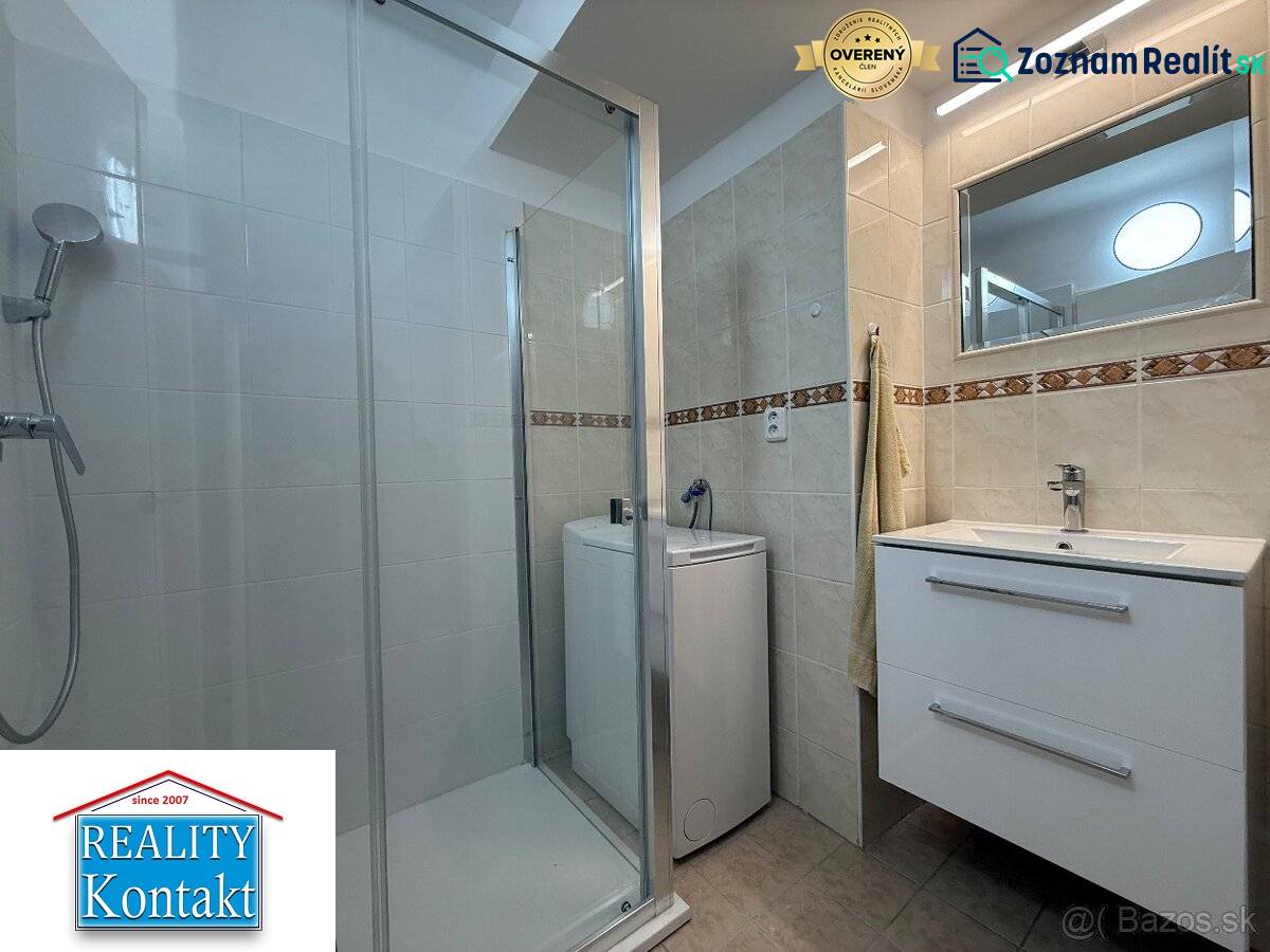 Na prenájom 2-izbový byt  Nové Zámky - Kúpeľňa v 2-izbovom byte s umývadlom, sprchovým kútom a práčkou.