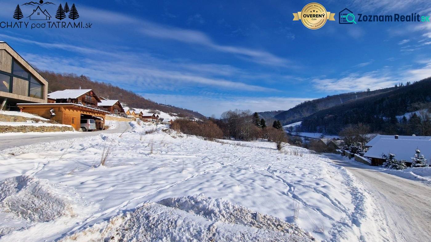 Investičný pozemok 500m od ski&bike Mýto pod Ďumbierom - Zasnežená krajina v rekreačných pozemkoch na Fongrube v Mýte pod Ďumbierom s chatami.