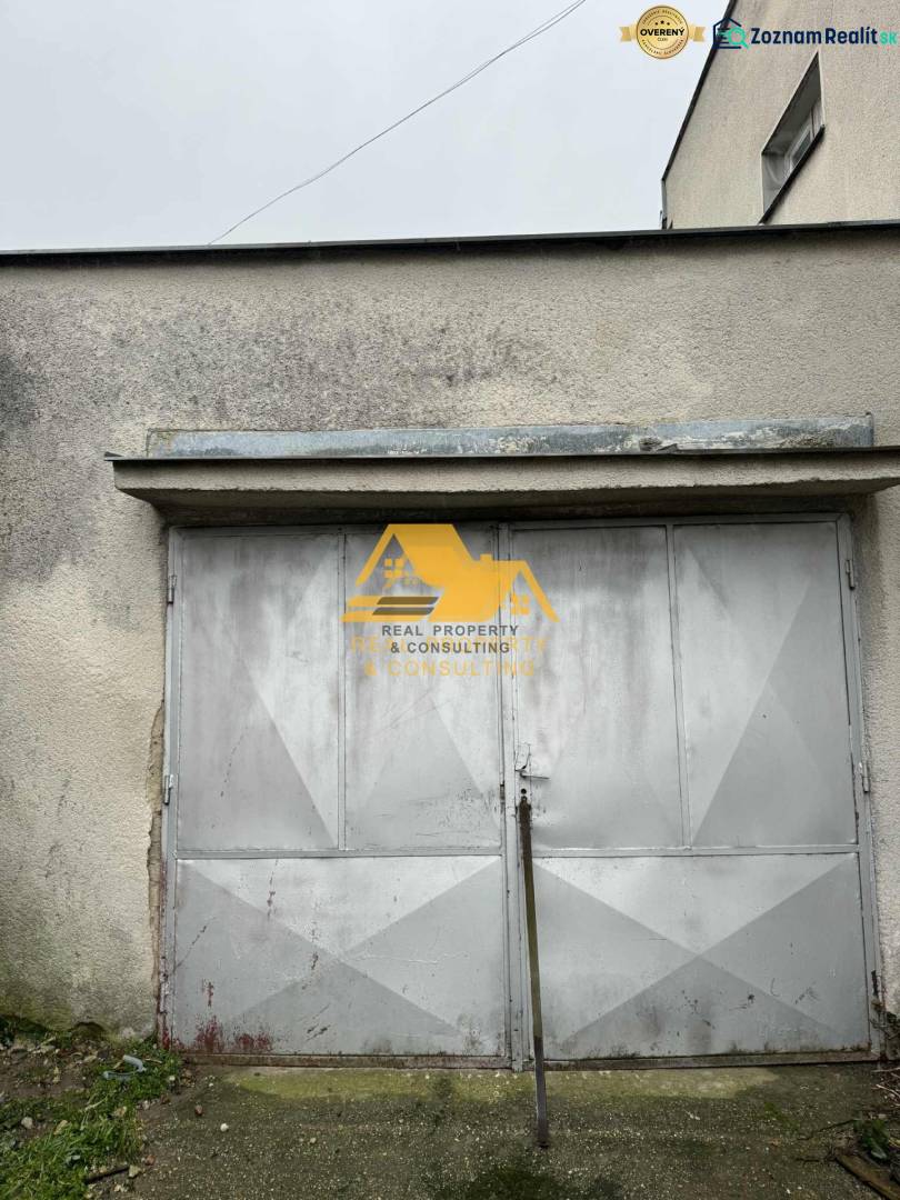 Predám rodinný dom s garážou v obci Dvory nad Žitavou - Garážové dvere rodinného domu v Dvoroch nad Žitavou na ulici Dvory nad Žitavou.