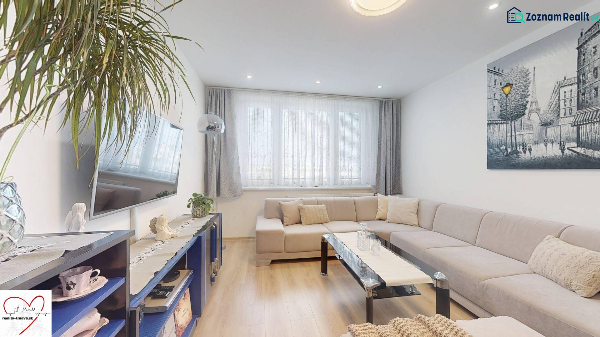 Vyššie už je nebo. 3izbový byt po kompletnej rekonštrukcii  - Obývacia izba s podlahou s dreveným dekorom, pohovkou a televízorom v 3-izbovom byte.