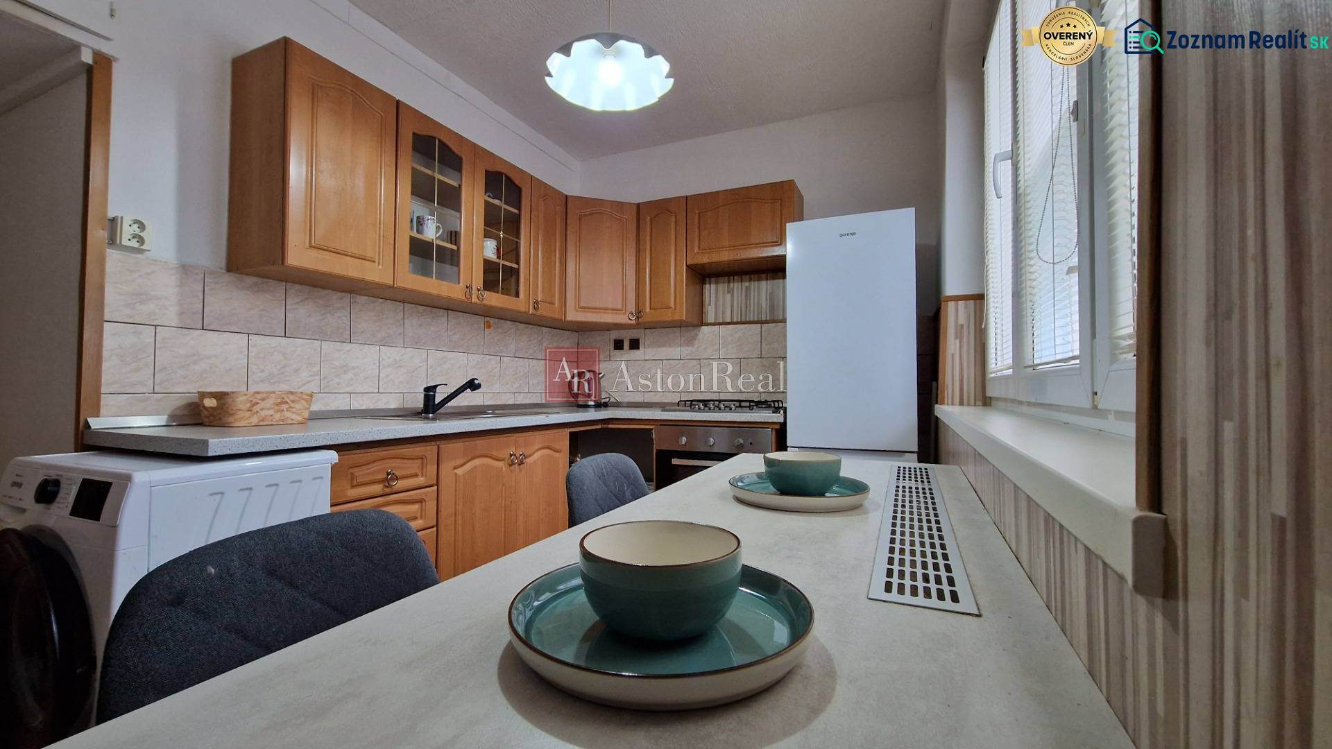AstonReal:  predaj 2-izbový byt 54 m2, Poprad - Západ, Komenského - Kuchyňa s drevenými skrinkami a jedálenským stolom v 2-izbovom byte.
