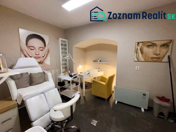 Prenájom obchodného priestoru, Hauptstraße, Hauptstraße, Eisenstadt - Obchodné priestory s kreslami a dekoráciou na stenách, podlaha s dreveným dekorom.