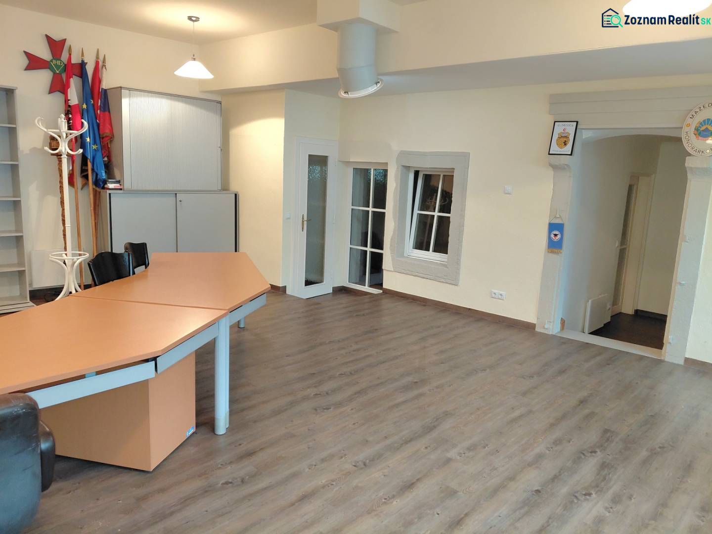 Prenájom kancelárie, Hauptstraße, Hauptstraße, Eisenstadt - Kancelárie s podlahou s dreveným dekorom, stolom a skrinkami.