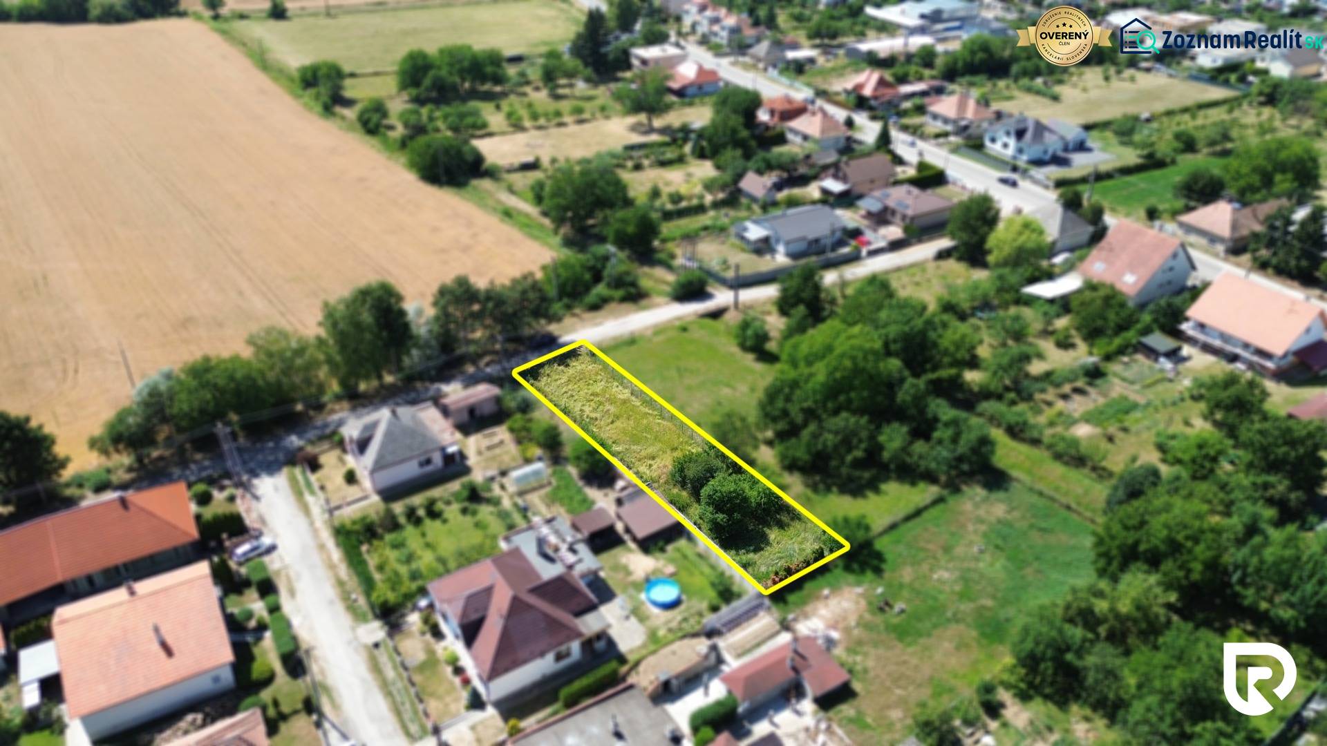 Stavebný pozemok 613m2 | Nitrianska Blatnica - Topoľčany - Pozemky - bývanie v Nitrianskej Blatnici, zvýraznené obdĺžnikové pozemky medzi domami.