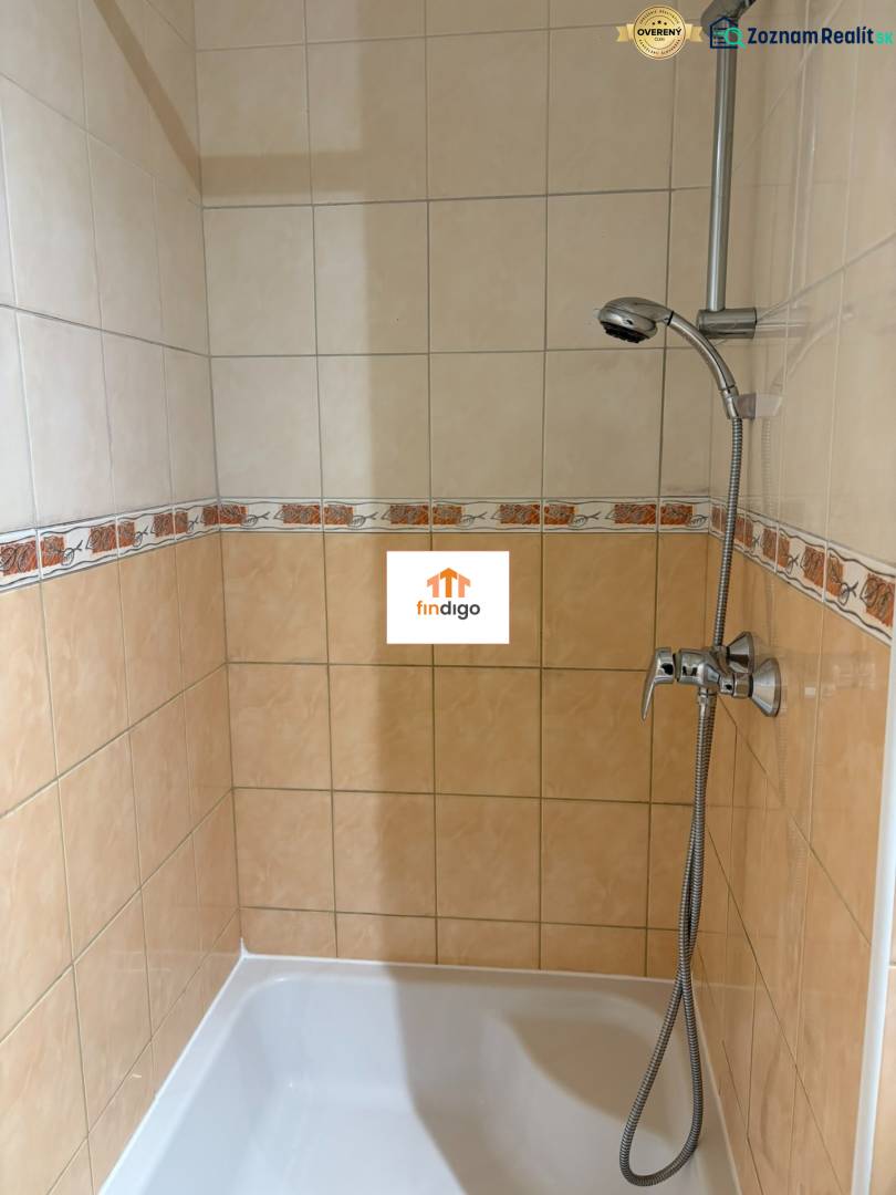 PRENÁJOM - 1 izbový byt v Šali na prenájom  - Sprchový kút s keramickým obkladom v 1-izbovom byte.