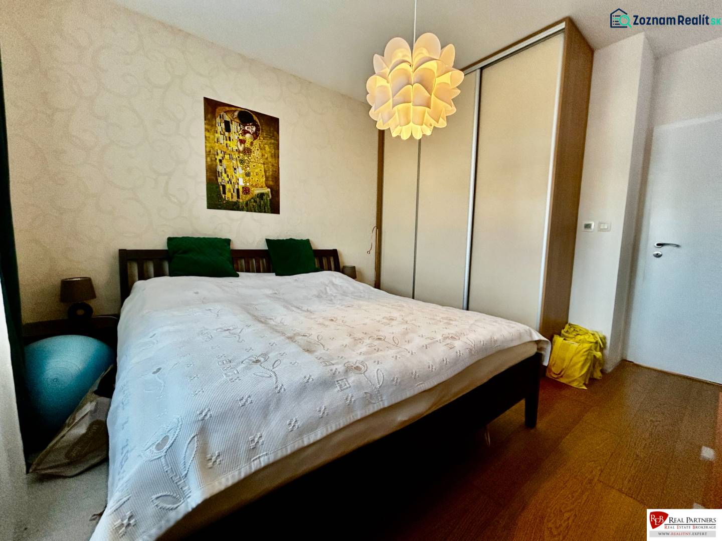 ,Predaj 4 izbový byt, 99 m2 + 30 m2 terasa,3 x parkovanie, BA II - Spálňa v 4-izbovom byte s manželskou posteľou, šatníková skriňa a podlaha s dreveným dekorom.