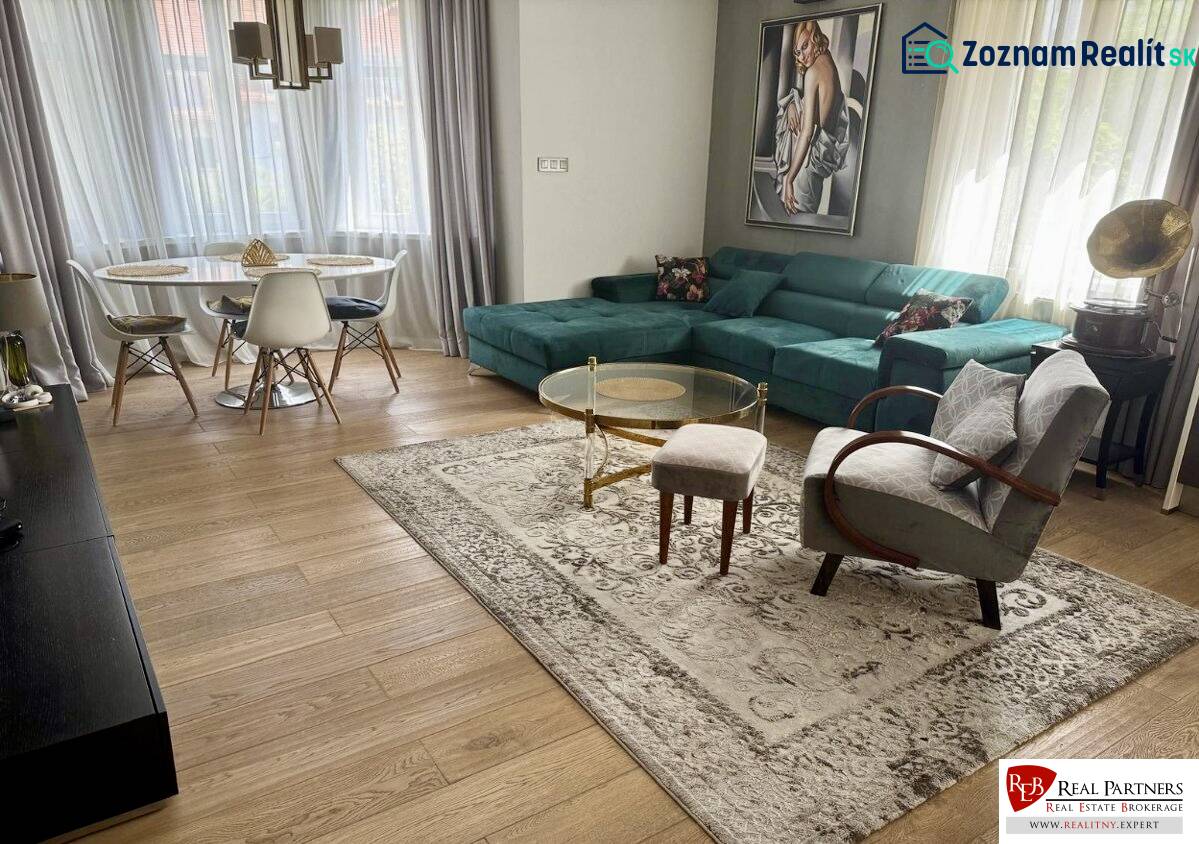Prenájom veľkého luxusného 2izb bytu pri Bratislavskom hrade - Obývacia izba v 2-izbovom byte s podlahou s dreveným dekorom a elegantným nábytkom.