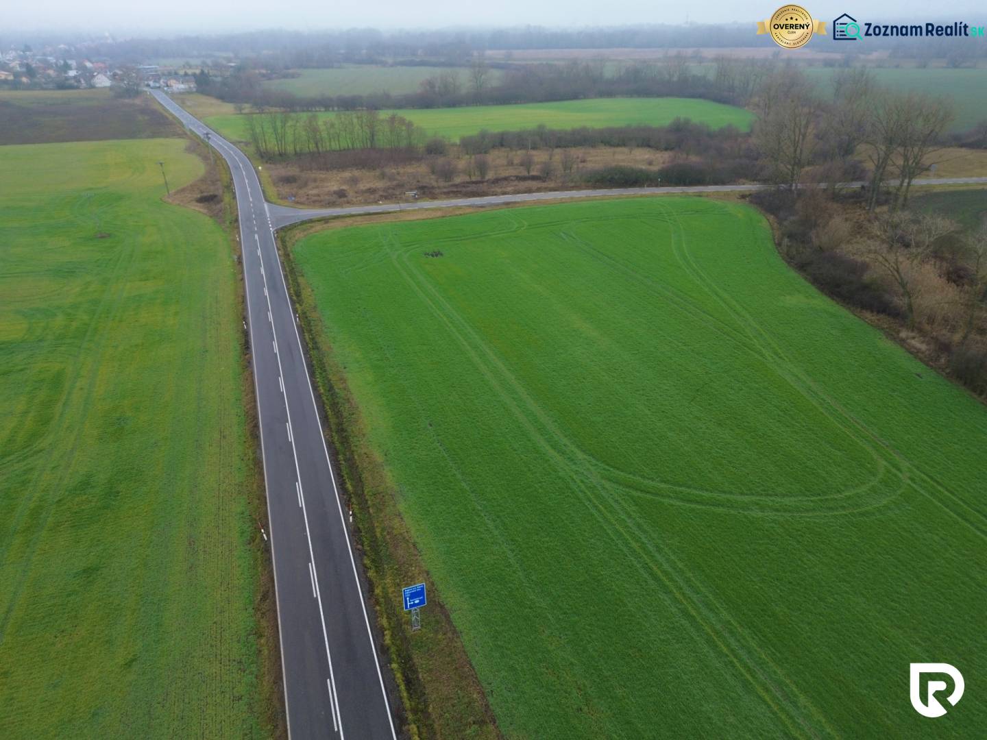 Znížená cena - Investičné pozemky  5722 m2 | Záhorská Ves - Lúčne pozemky pri ceste v Záhorskej Vsi, vhodné pre komerčné využitie.