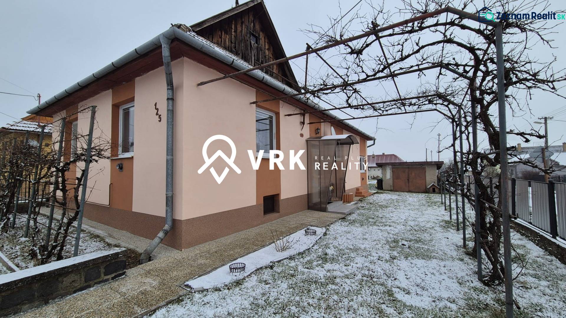 3 IZBOVÝ RODINNÝ DOM S GARÁŽOU, VEĽKÉ OZOROVCE - Rodinný dom na Novej ulici vo Veľkých Ozorovciach s rúrkovým altánkom a zasneženou záhradou.