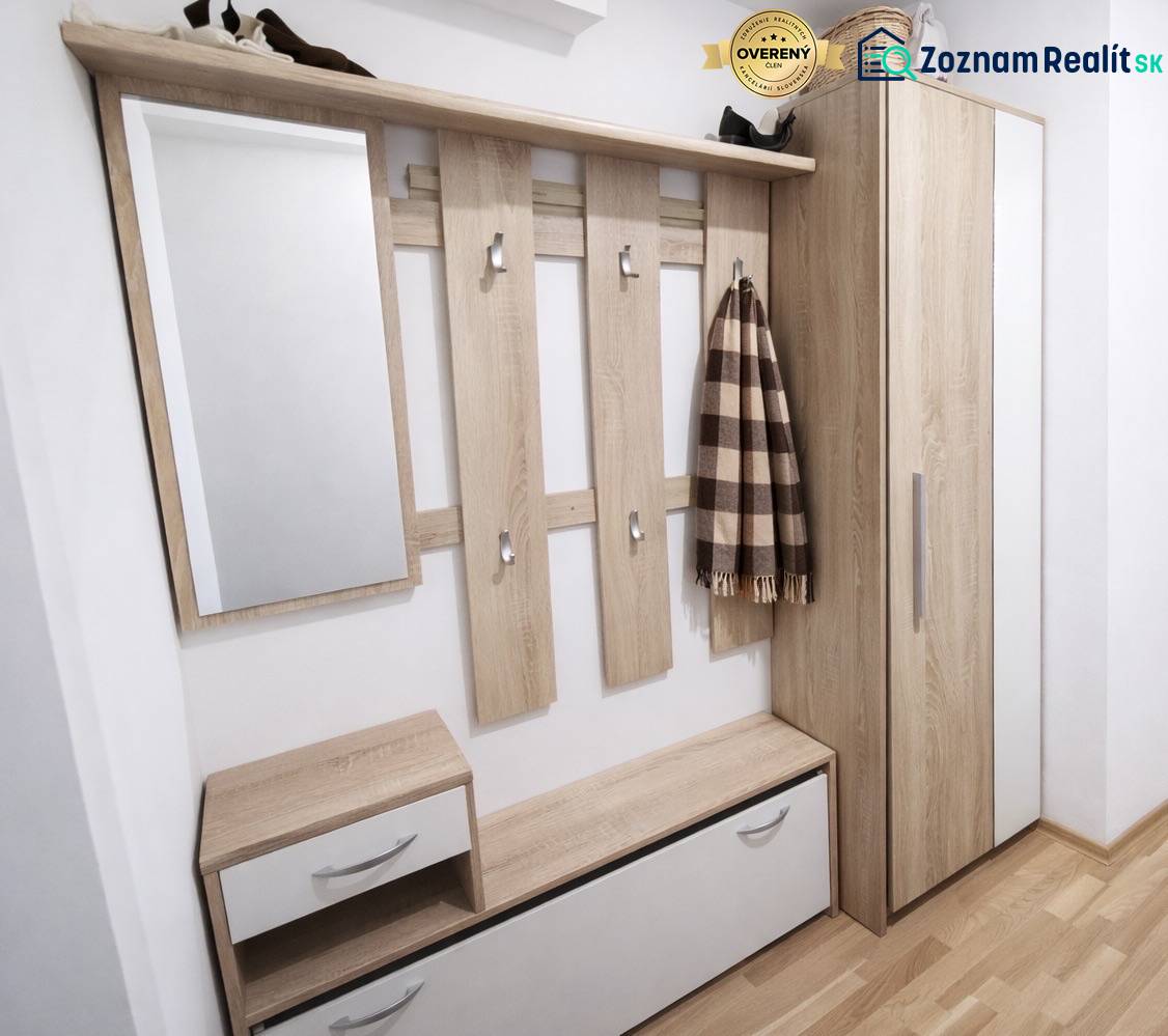 REZERVOVANÉ Prenájom  2-izbového bytu v Petržalke - Vstupná chodba v 2-izbovom byte s podlahou s dreveným dekorom a úložným priestorom.