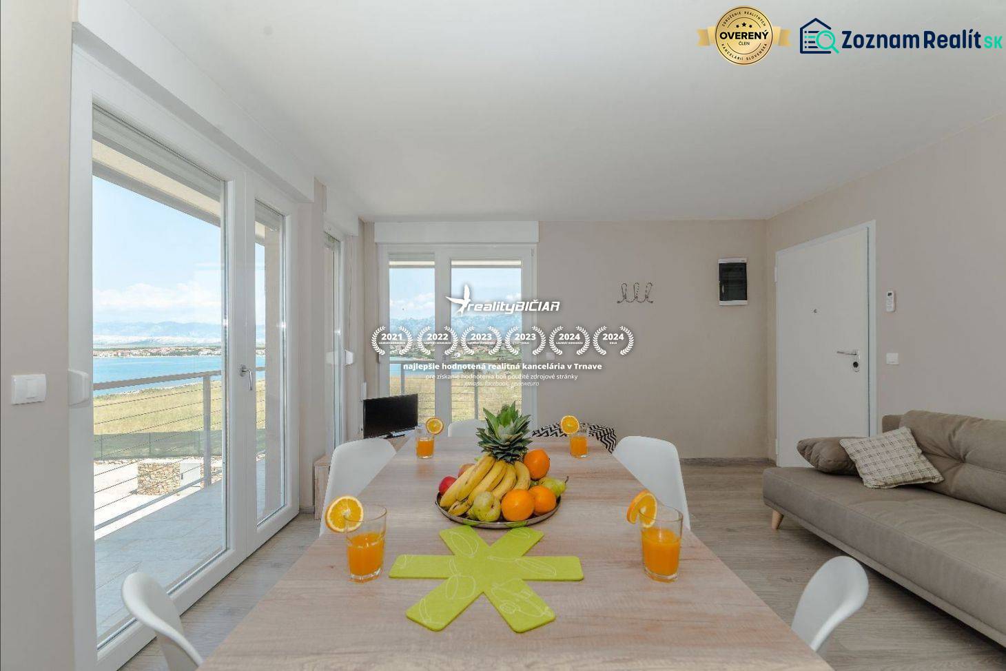 POVLJANA - dvojizbový apartmán D3 - 1. rad k moru - Jedálenský stôl v Rekreačnom apartmáne s výhľadom na more cez veľké okná.