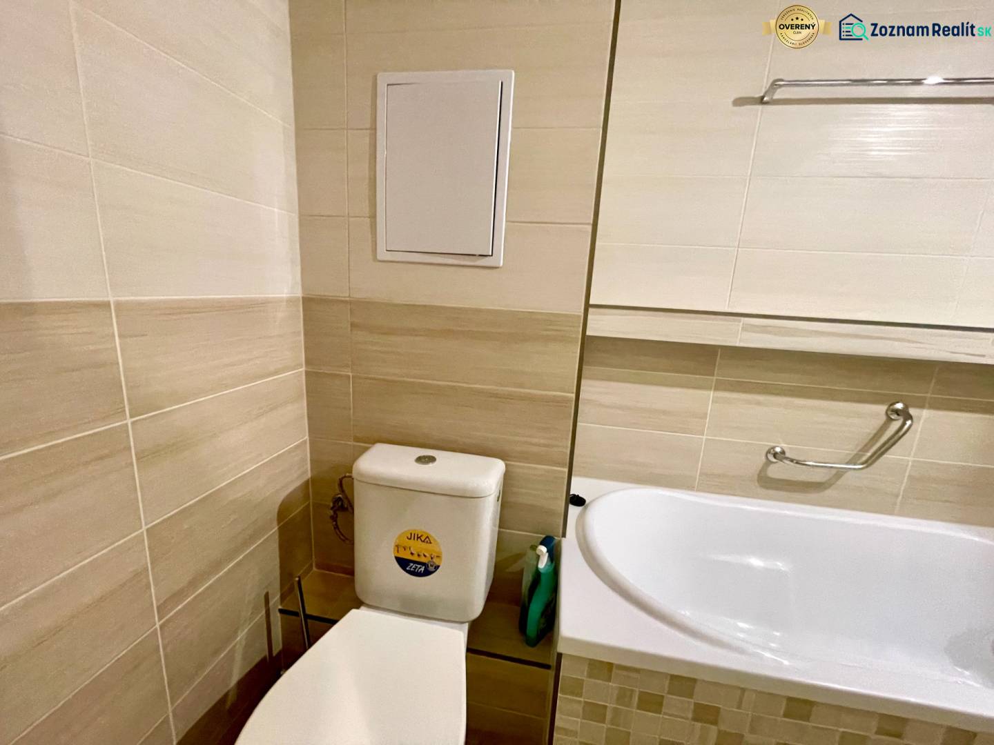 Predáj 1i čiastočne zrekonštruovaný byt s loggiou - Kúpeľňa v 1-izbovom byte so svetlým obkladom, WC a vaňou s držiakom.