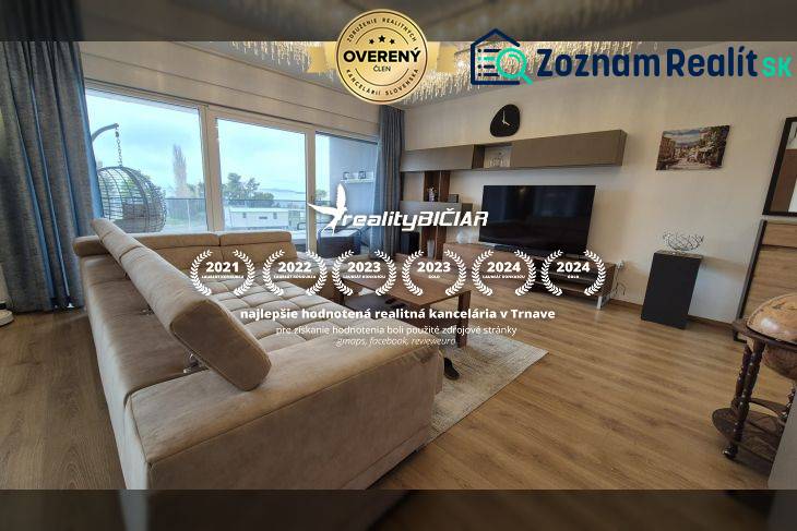  ZUKVE/VRSI - dvojizbový apartmán - 130 m od mora - Obývačka v Rekreačnom apartmáne s pohovkou a podlahou s dreveným dekorom.