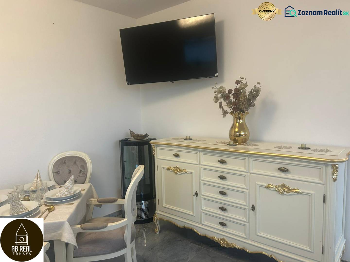 Ponúkame na prenájom zariadený podnikateľský priestor - kaviareň&bar. - Elegantne zariadený interiér gastro priestorov s televízorom na stene a zdobeným nábytkom.