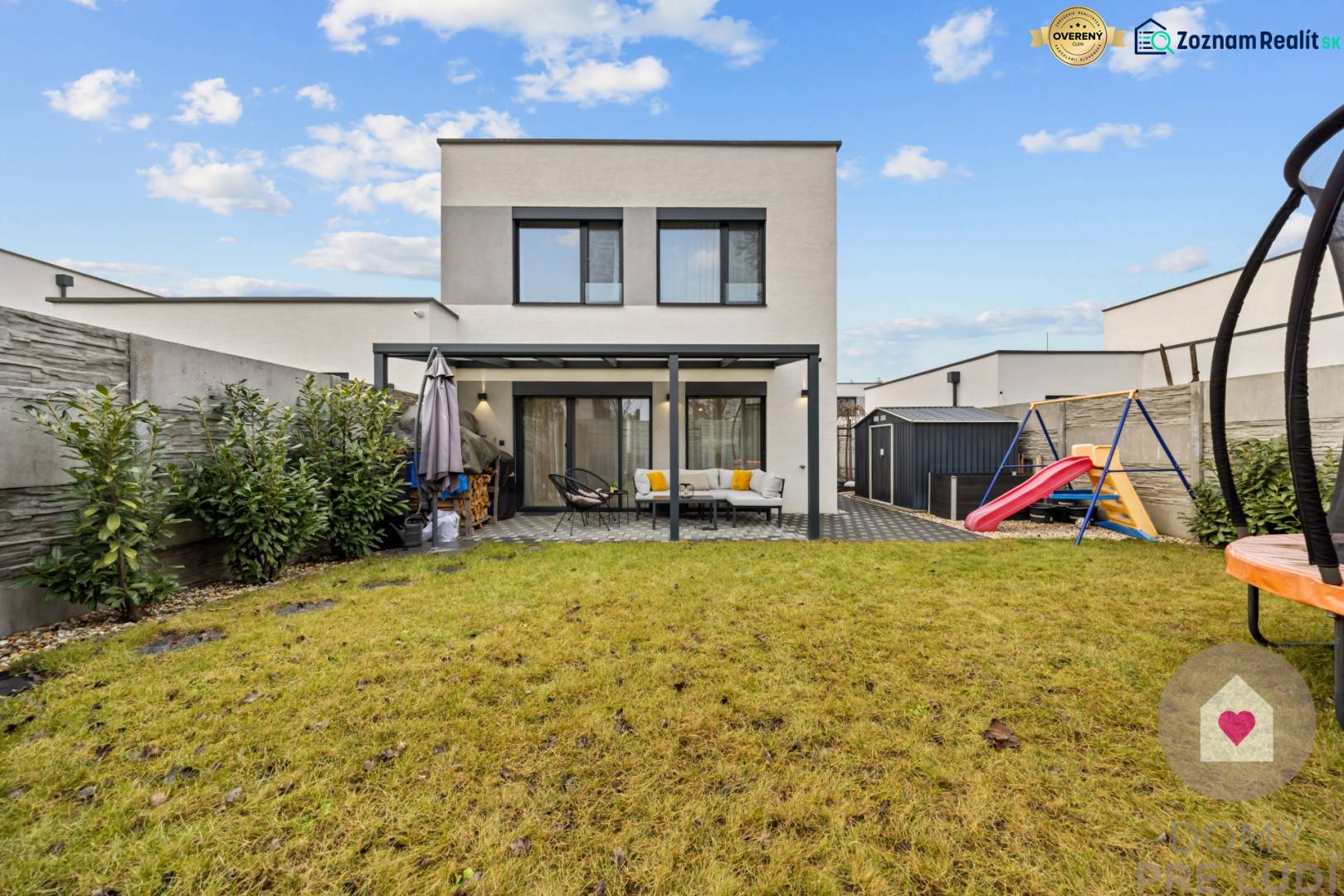 ROVINKA-Prenájom modernej, zariadenej novostavby 4 izbového rod.domu - Záhrada 4-izbového bytu na Topoľovej ulici v Rovinke s trávnikom a detským ihriskom.