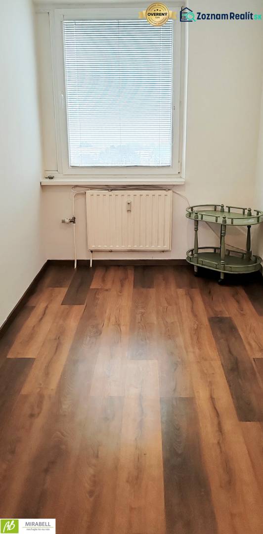 3 izbový byt pri električkovej trati s výhľadom na Draždiak - Izba s podlahou s dreveným dekorom a zeleným stolíkom, 3-izbový byt.