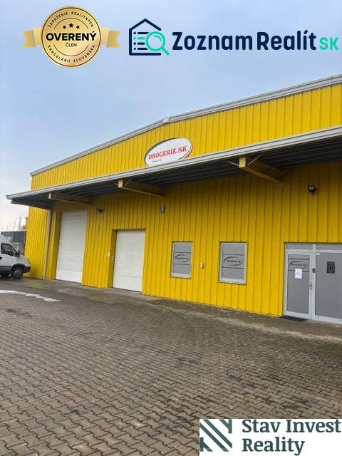  Prenájom skladu v Senci - paletové skladovanie  - Žltá budova skladu a haly na Poľnej ceste v Senci so vstupnými bránami.