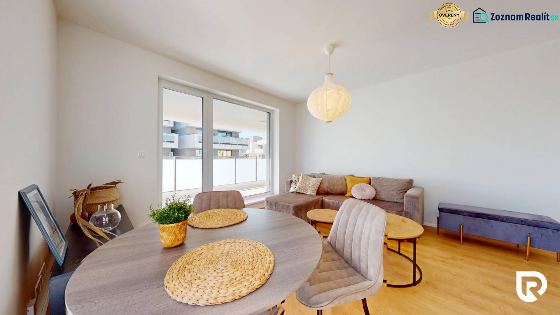 Krásny moderne zariadený 3-izb. byt I novostavba I Stupava - Svetlá obývacia izba s pohovkou a podlahou s dreveným dekorom v 3-izbovom byte.