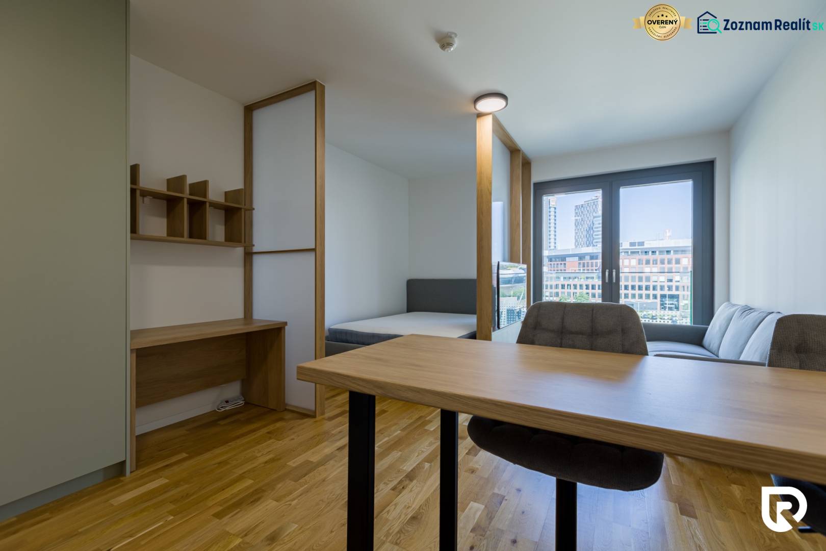 REZERVOVANÉ I METROPOLIS I Luxusný 1i byt I Staré Mesto - 1-izbový byt s podlahou s dreveným dekorom, pracovným stolom a veľkým oknom.