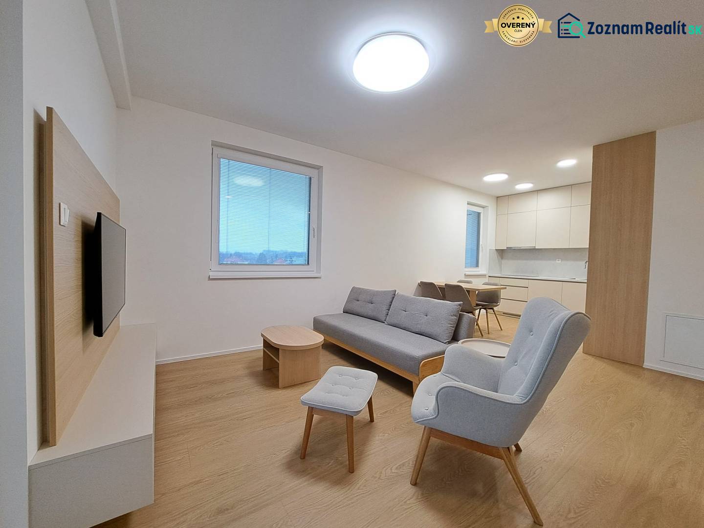 Prenájom: Lukratívny 2-izbový byt v Poprade na Novom nábreží - Obývačka v 2-izbovom byte s podlahou s dreveným dekorom a pohodlným sedením.