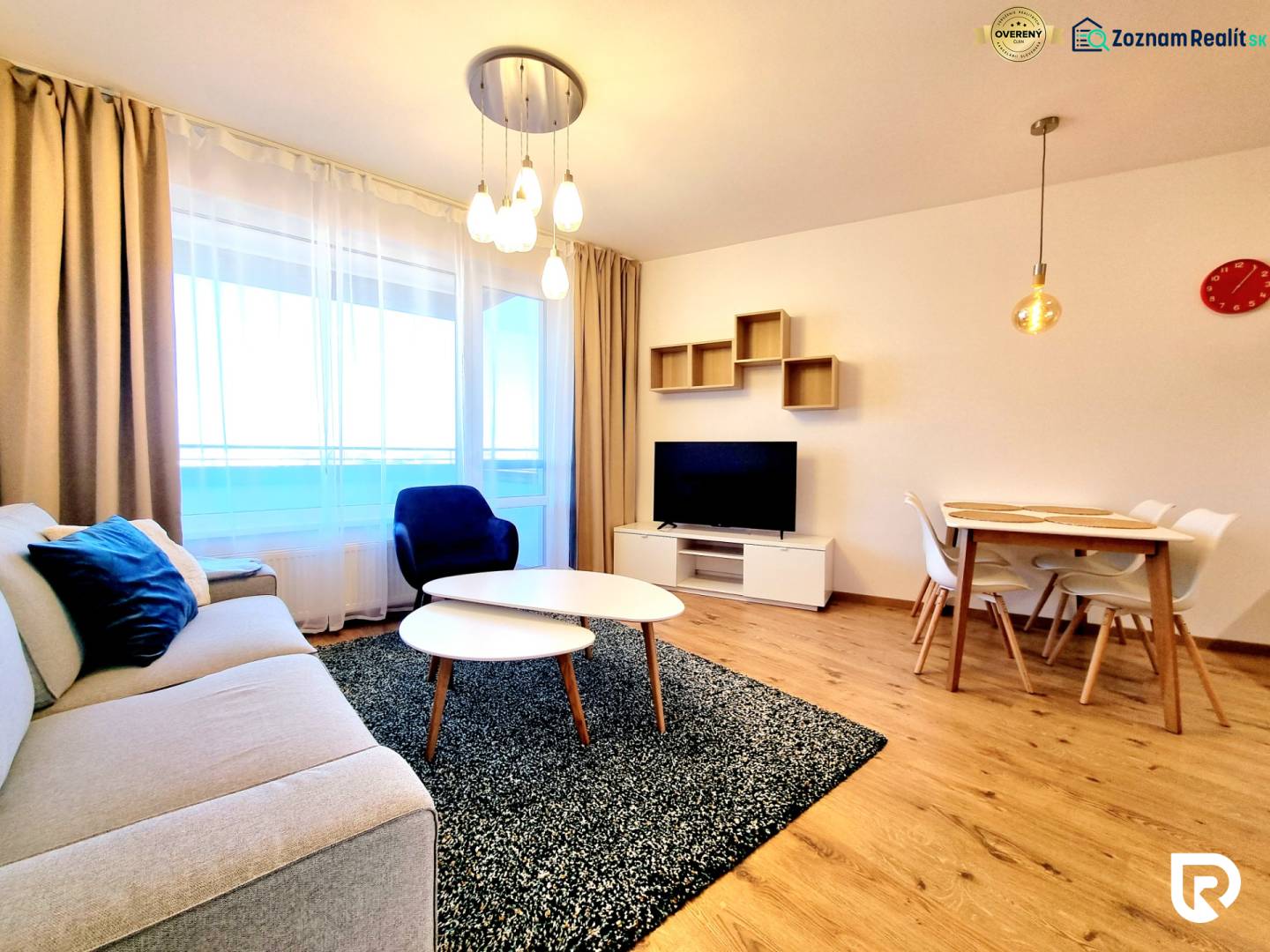 Posledný investičný krásny 2-izbový byt | 55 m² | RÍNOK RAČA - Obývacia izba s pohovkou, televízorom a jedálenským stolom, podlaha s dreveným dekorom.