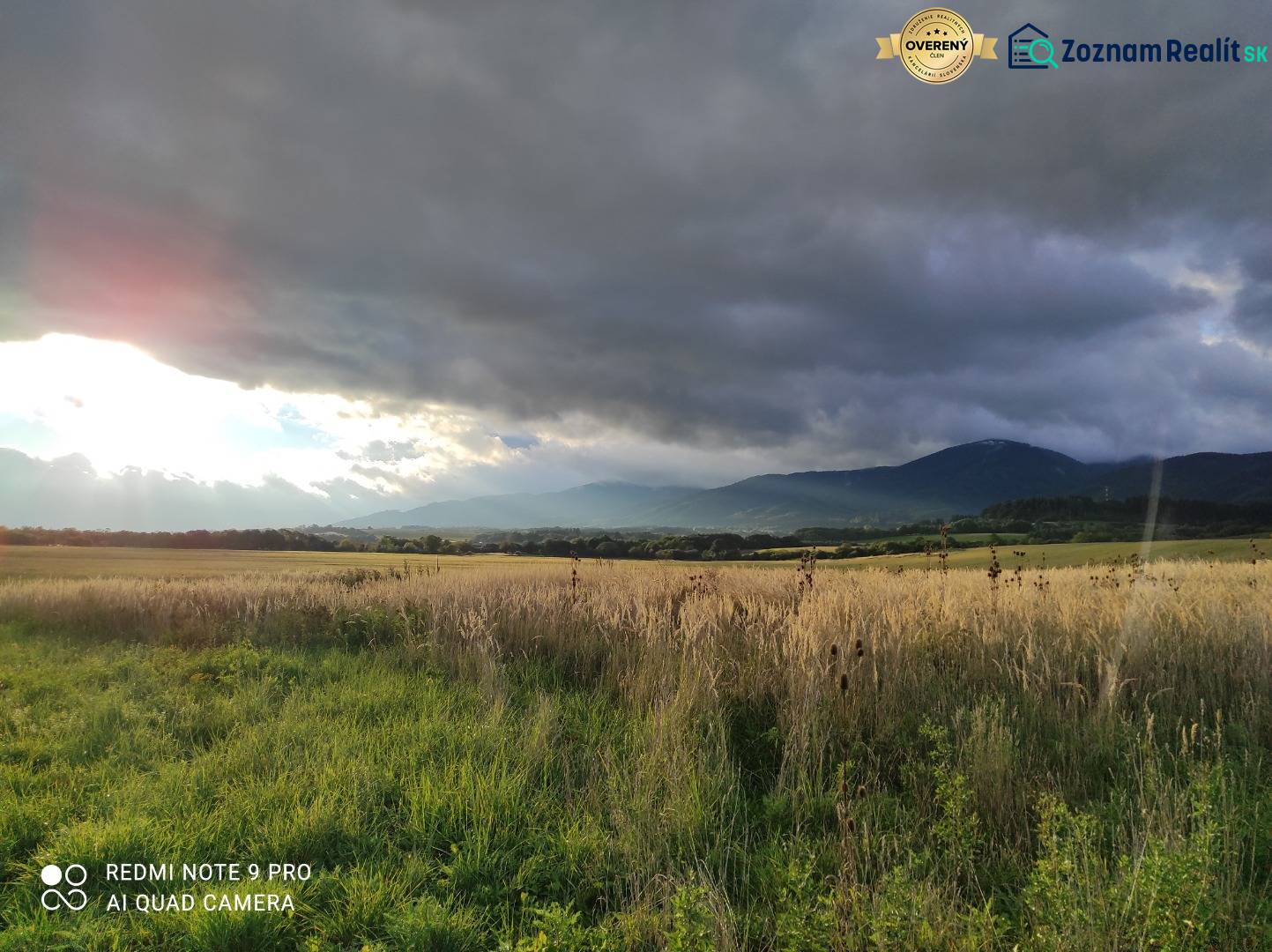 TURANY-stavebný pozemok o výmere 793 m2 - Trávnaté pozemky, ideálne na bývanie s výhľadom na kopce a dramatickú oblohu.