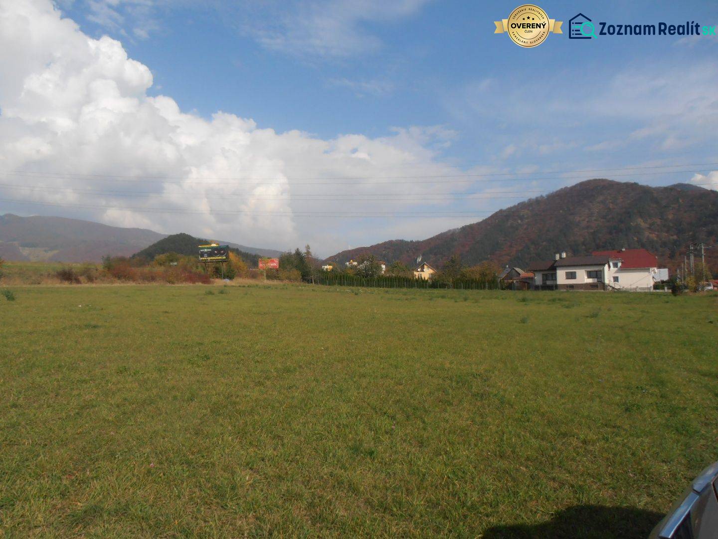 RATKOVO - pozemok 5260 m2,okr. Martin - Na obrázku je rozsiahly pozemok s výhľadom na hory, ideálny na bývanie.