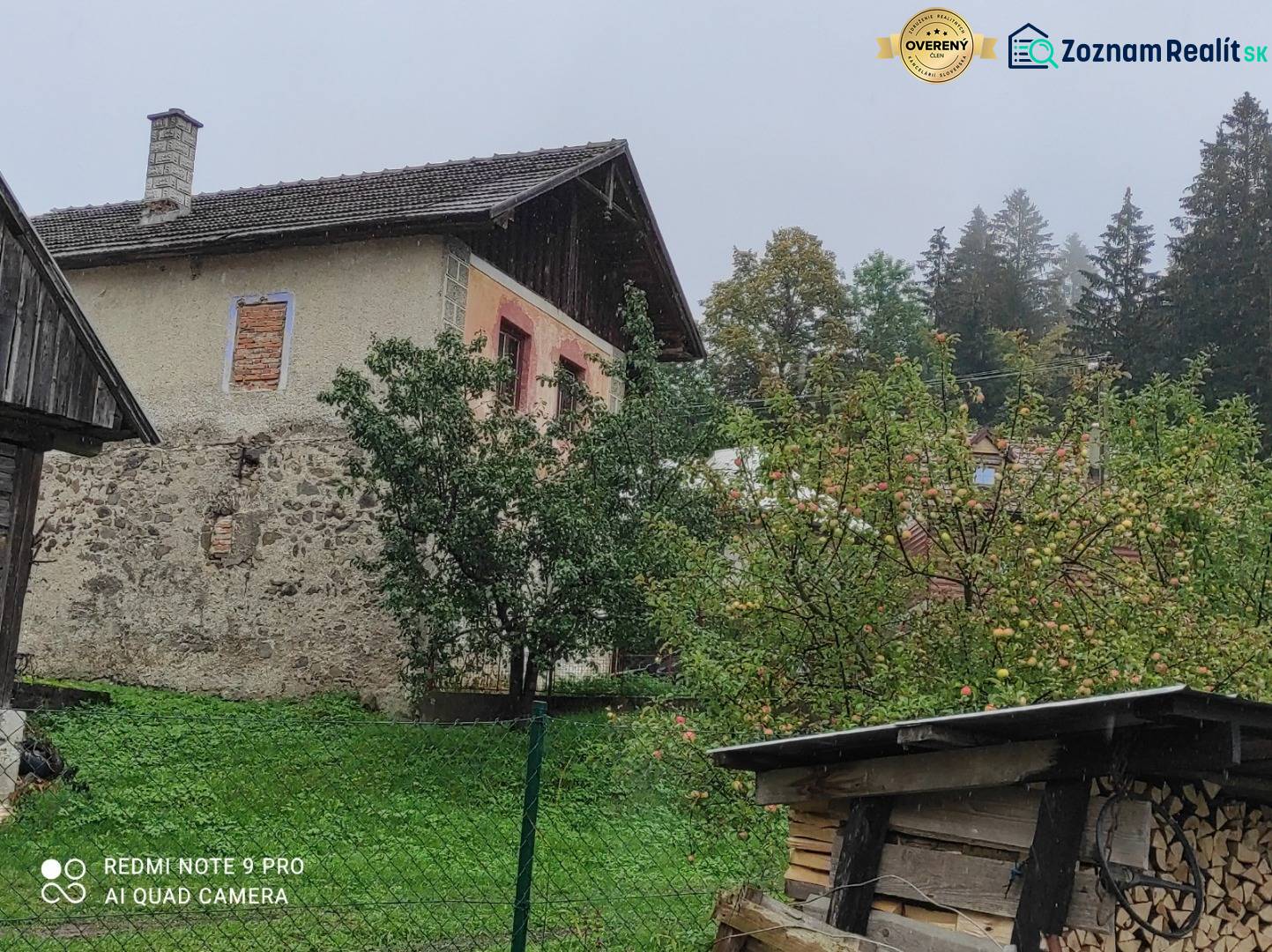 ČREMOŠNÉ-chalupa na pozemku 700m2   - Rodinný dom obklopený zeleňou, s ovocnými stromami a drevenou kôlňou na dedine.