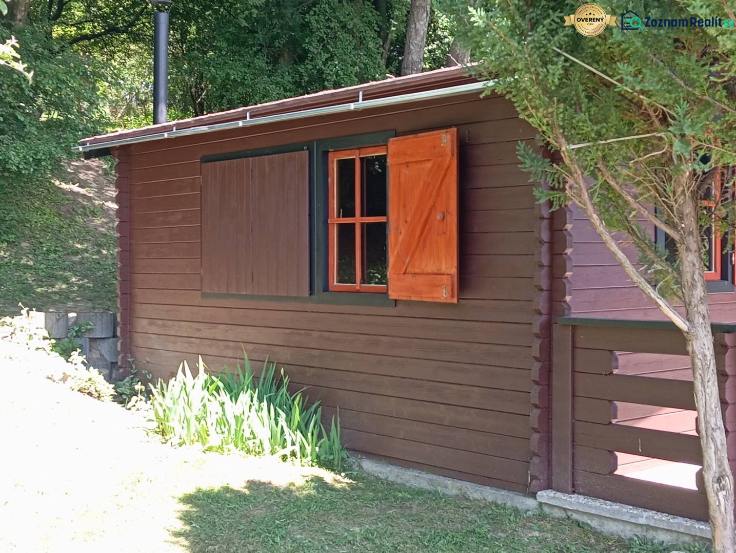 TURANY- krásna chata na pozemku 700m2 - Drevená chata v prírode, na ulici Černík, obklopená zeleňou pri lese.