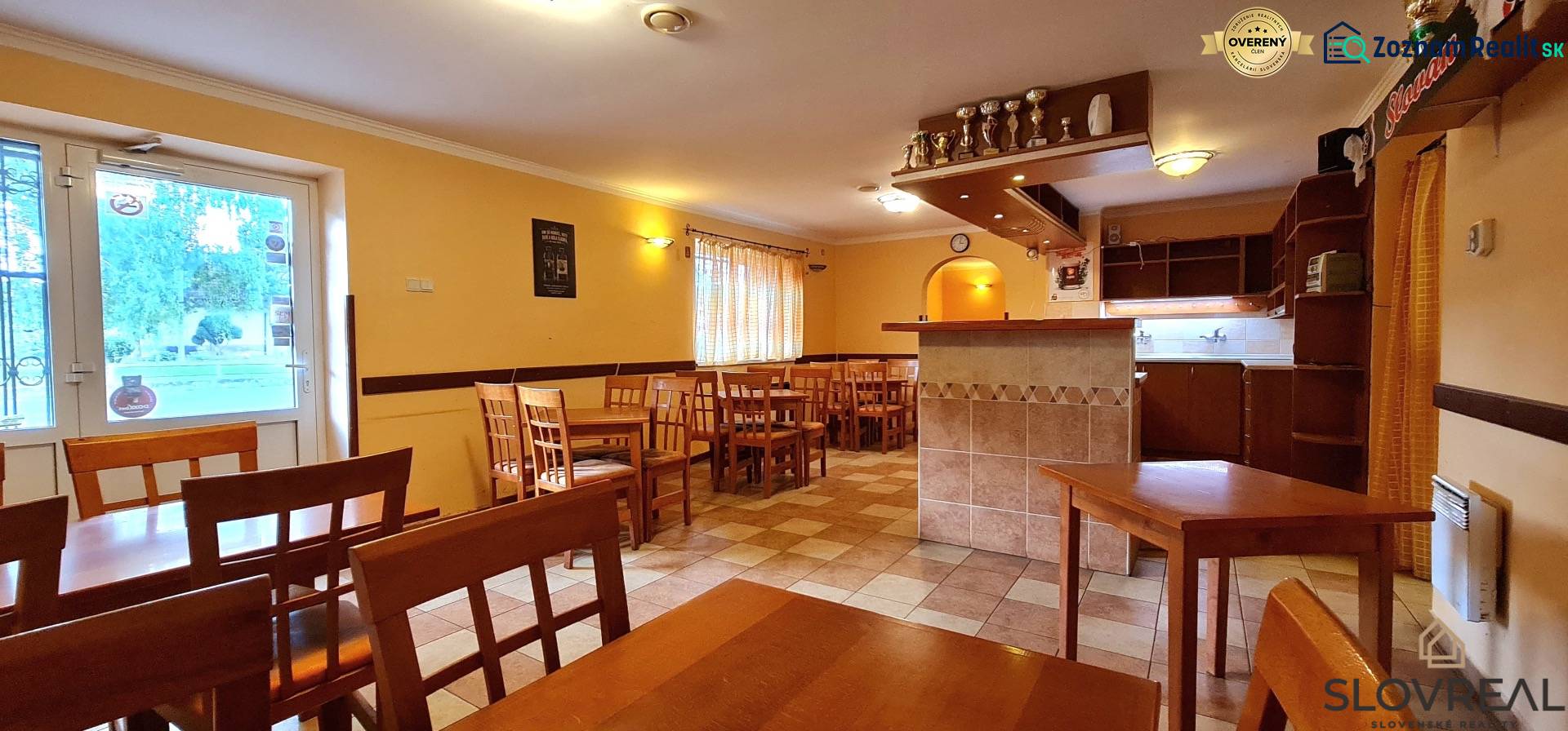 Predaj Domu (obchodného priestoru) v obci Lovča - Jedáleň s dreveným nábytkom a barovým pultom v rodinnom dome.