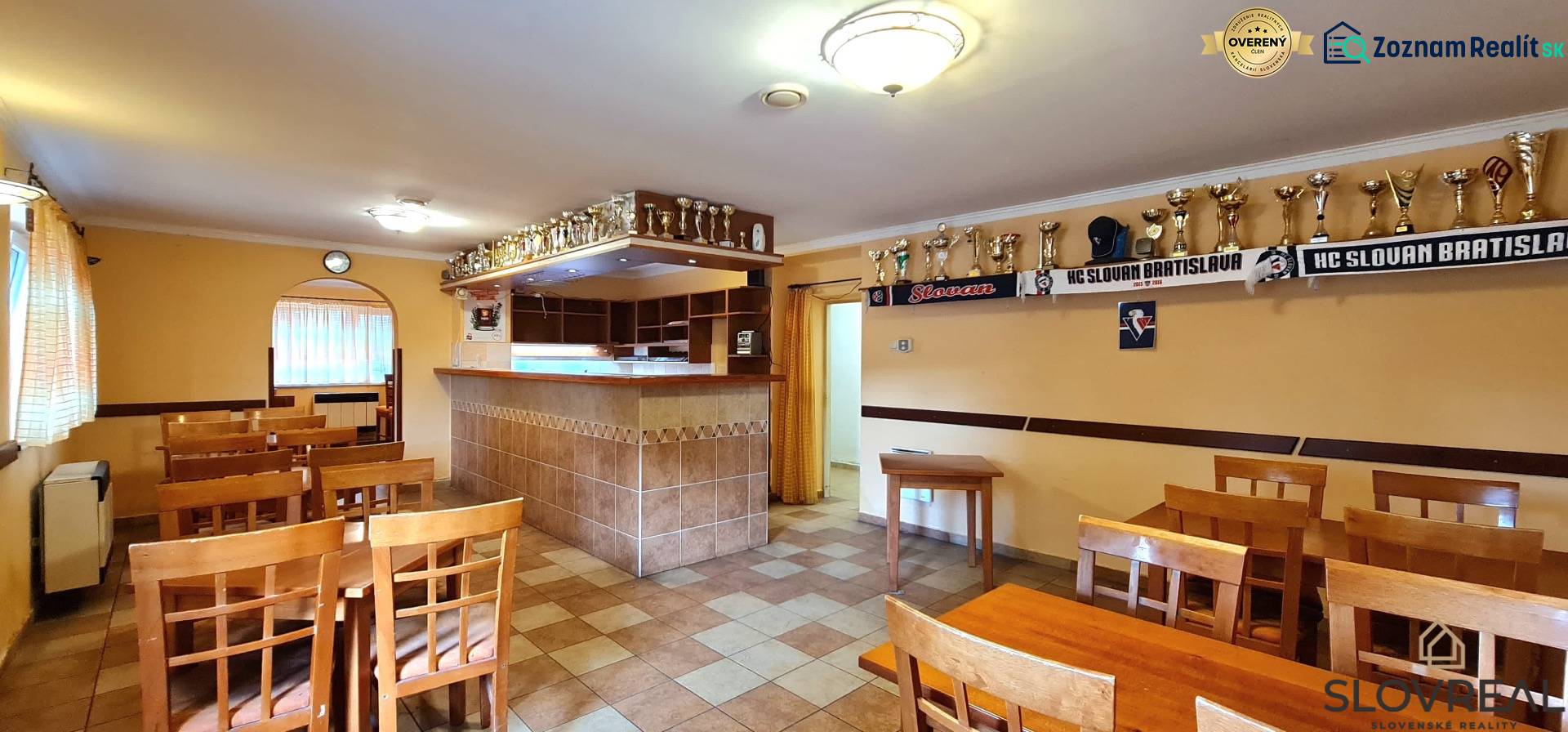 Predaj Domu (obchodného priestoru) v obci Lovča - Interiér rodinného domu so stolmi, barom a vystavenými trofejami.