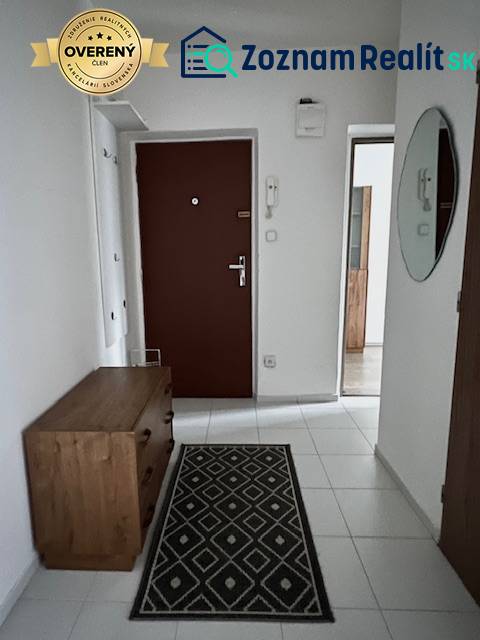 Ponuka na prenájom 2,5 izbový byt Zl. Potok - Chodba v 2-izbovom byte s bielou dlažbou a dreveným vybavením.