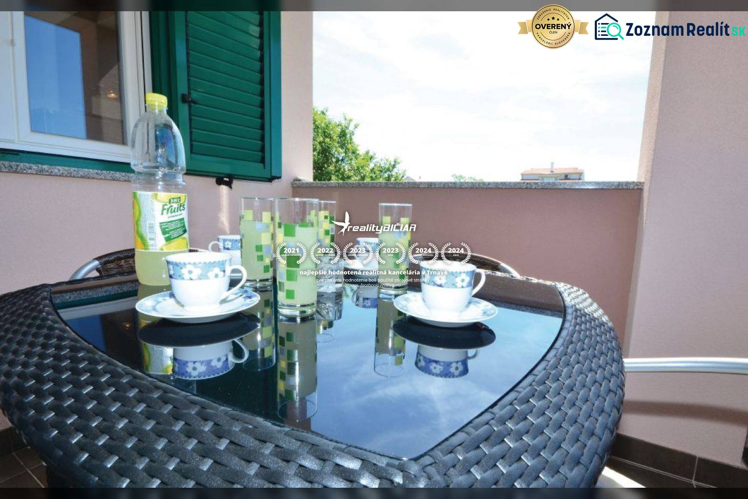 PRIVLAKA - BYT S4- dvojizbový byt 63,42 m2 vzdialený 150 m od mora - Balkón 2-izbového bytu s prúteným stolom, čajovým servisom a výhľadom na Privlaku.