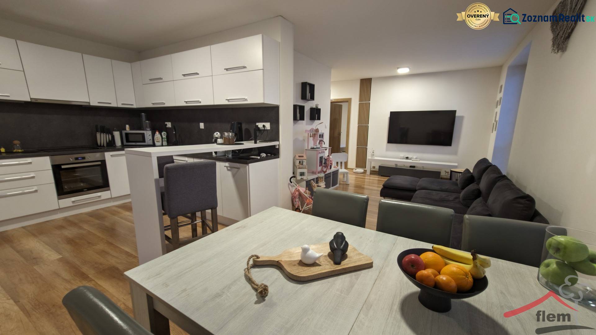 2-izbový byt na predaj, Vráble – sídl. Lúky, 56 m2 - Kuchyňa s obývačkou v 2-izbovom byte, svetlá linka, podlaha s dreveným dekorom.