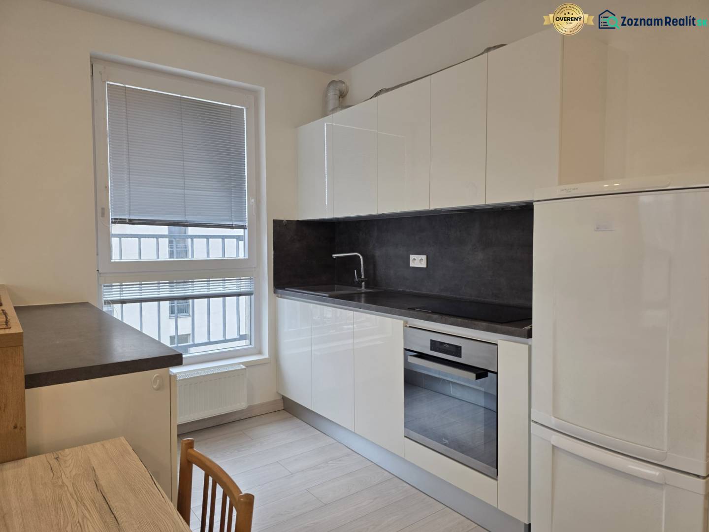 PREDAJ - 3 izbový byt blízko centra - Pivovarská ulica Nitra - Kompaktná kuchyňa v 3-izbovom byte s bielymi skrinkami a tmavou pracovnou doskou.