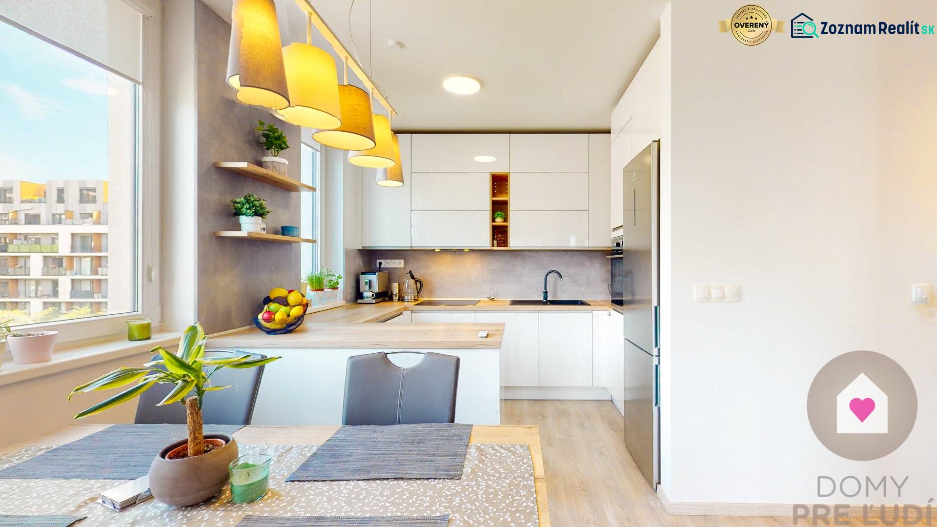 BA/PETRŽALKA-Prenájom moderného 3i bytu s parkovacím státim-Slnečnice - Kuchyňa v 3-izbovom byte s podlahou s dreveným dekorom, svietidlami a izbovými rastlinami.