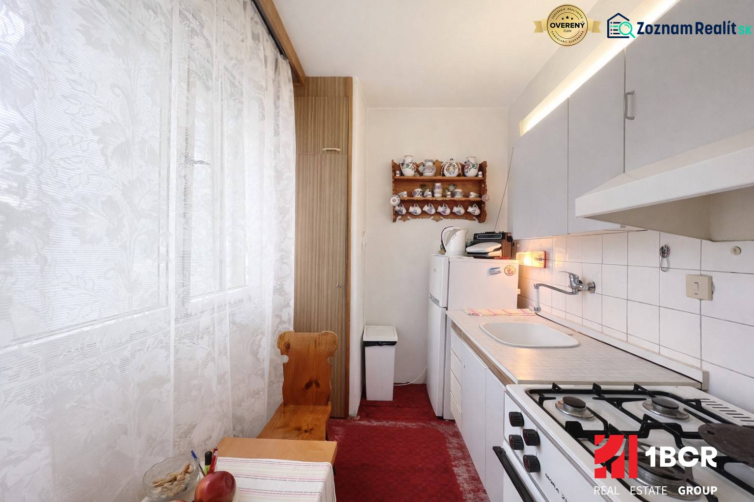 NA PREDAJ 1-IZBOVÝ BYT V PÔVODNOM STAVE – DÚBRAVKA, SARATOVSKÁ ULICA - Útulná kuchyňa s plynovým sporákom a rustikálnou dekoráciou v 1-izbovom byte.