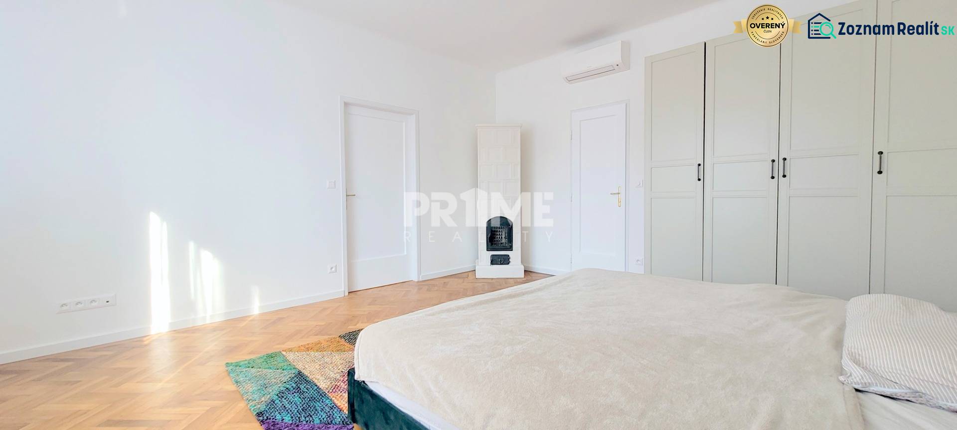 Pekný 3i byt, REKONŠTRUKCIA, KLÍMA, NIVY, Trenčianska ulica - Spálňa s veľkou posteľou, šatníkovou skriňou, kachľovou pecou, na ulici Trenčianska.