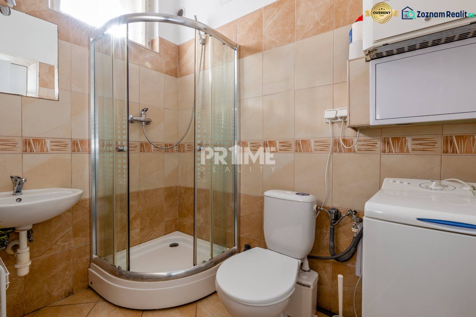 Pekná Garsónka, CENTRUM, REKONŠTRUKCIA,Vajanského nábrežie,Staré Mesto - Kúpeľňa v garsónke s toaletou, sprchovacím kútom a práčkou, obklopená svetlými kachličkami.