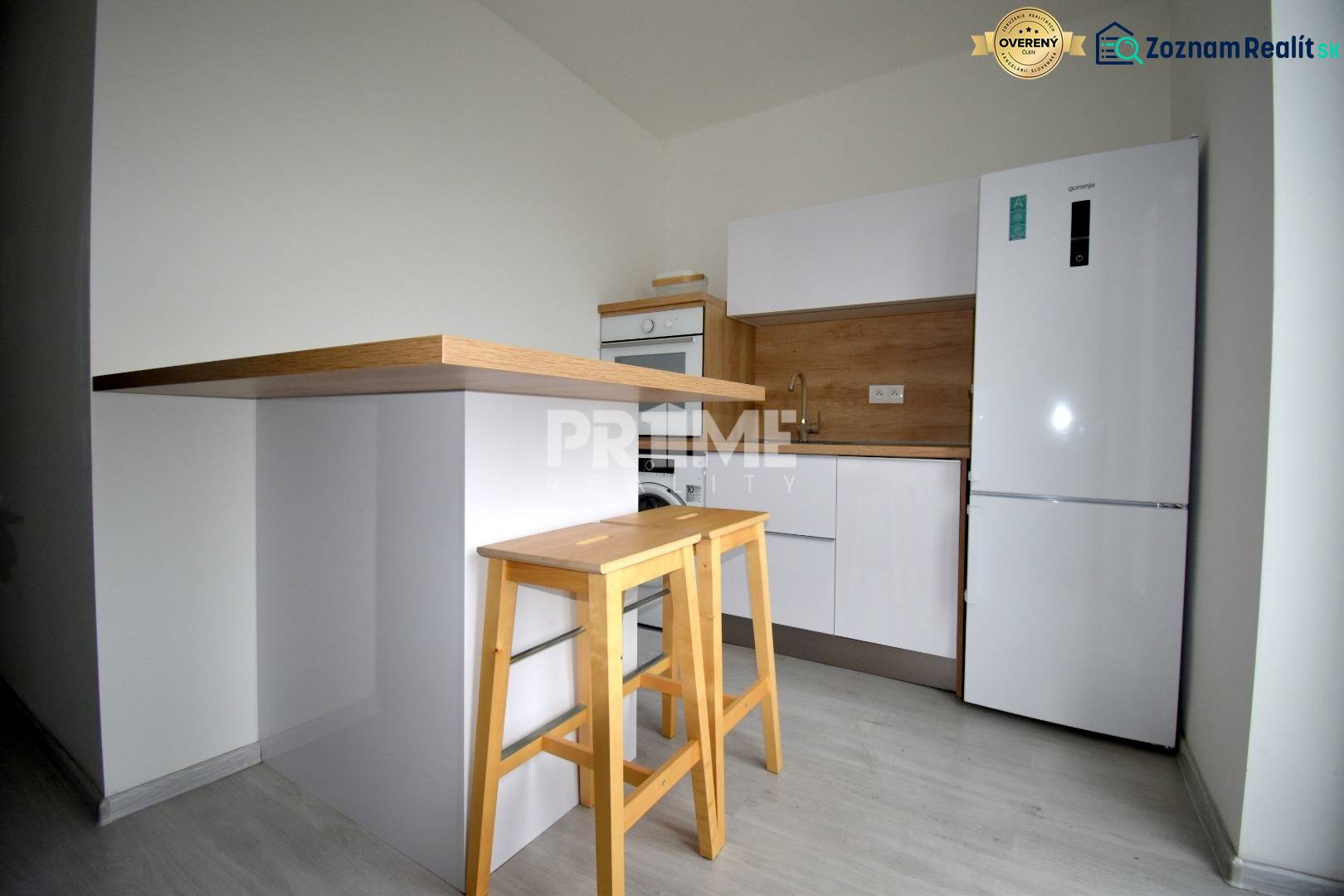 SLNEČNÝ 2i byt, REKONŠTRUKCIA, 2 X SAMOST.IZBA, BALKÓN, Haburská ulica - Kuchyňa v 2-izbovom byte s dreveným dekorom, barovým pultom a stoličkami.