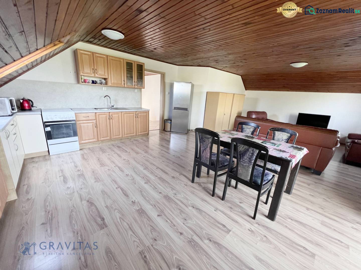 Na prenájom 3i byt v rodinom dome so záhradou - Vojenská ul. Rovinka - Kuchyňa v 3-izbovom byte na ulici Vojenská, drevený strop, jedálenský stôl, kožená sedačka.