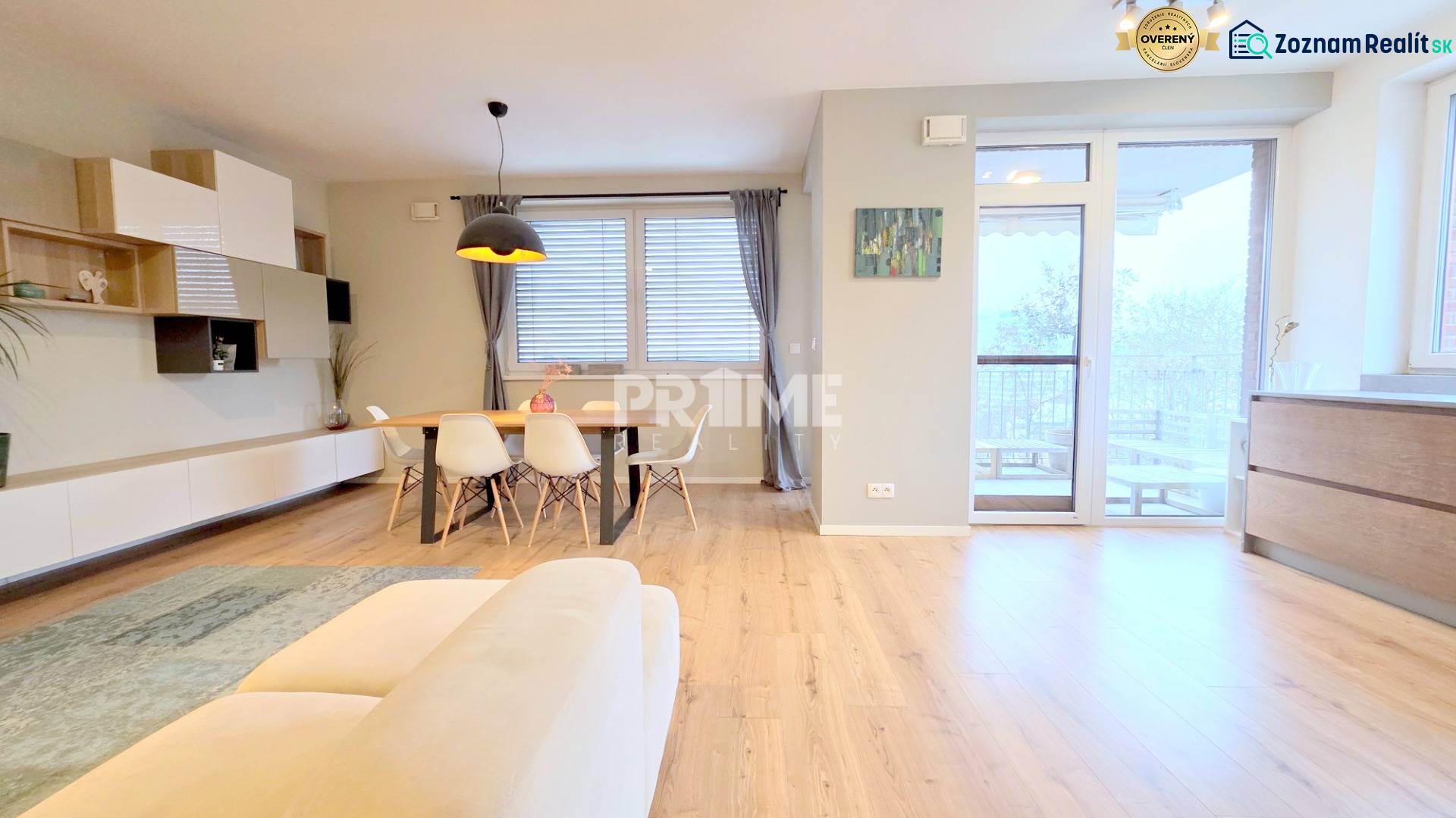 LUXUSNÝ 3i byt, TERASA, PARKING, KLÍMA, ZELENÁ HORKA, Ďumbierska ulica - Obývacia izba v 2-izbovom byte s podlahou s dreveným dekorom a jedálenským stolom.