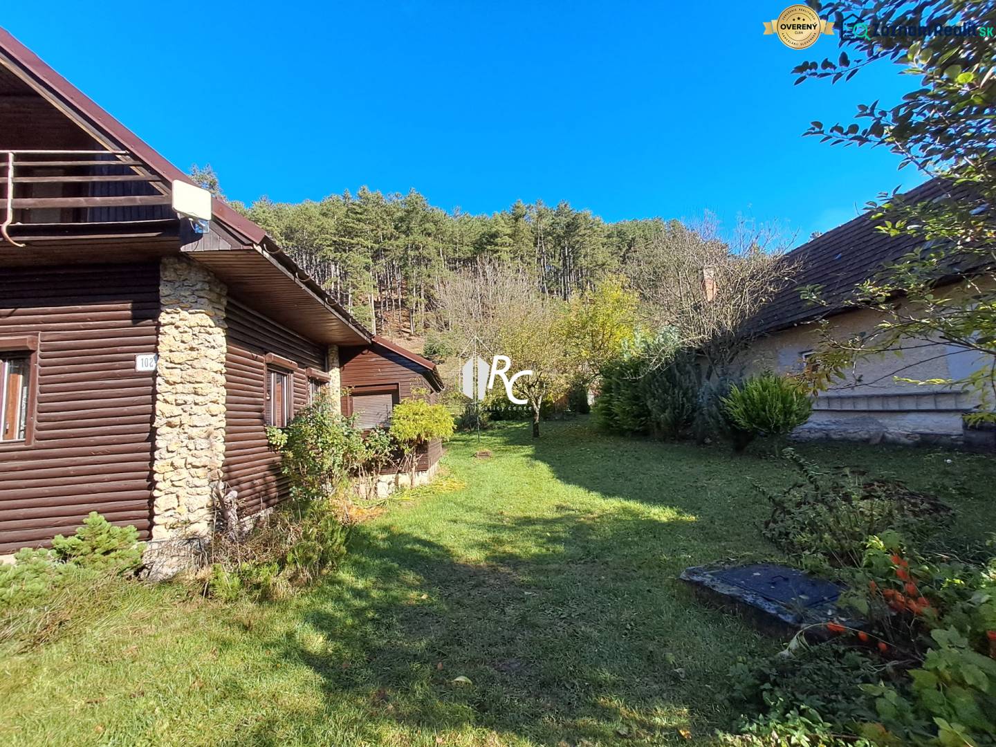 Šikovná drevenica pod lesom Slovenské Pravno  - Rodinný dom v Slovenskom Pravne so záhradou a dreveným obkladom pri lese.
