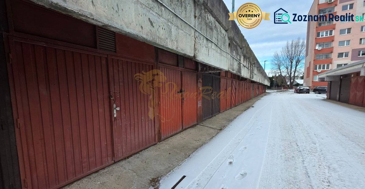 Samostatná garáž Bodvianska, Vrakuňa - Garáže na Bodvianskej ulici v Bratislave-Vrakuni s čerstvým snehom pokrývajúcim cestu.