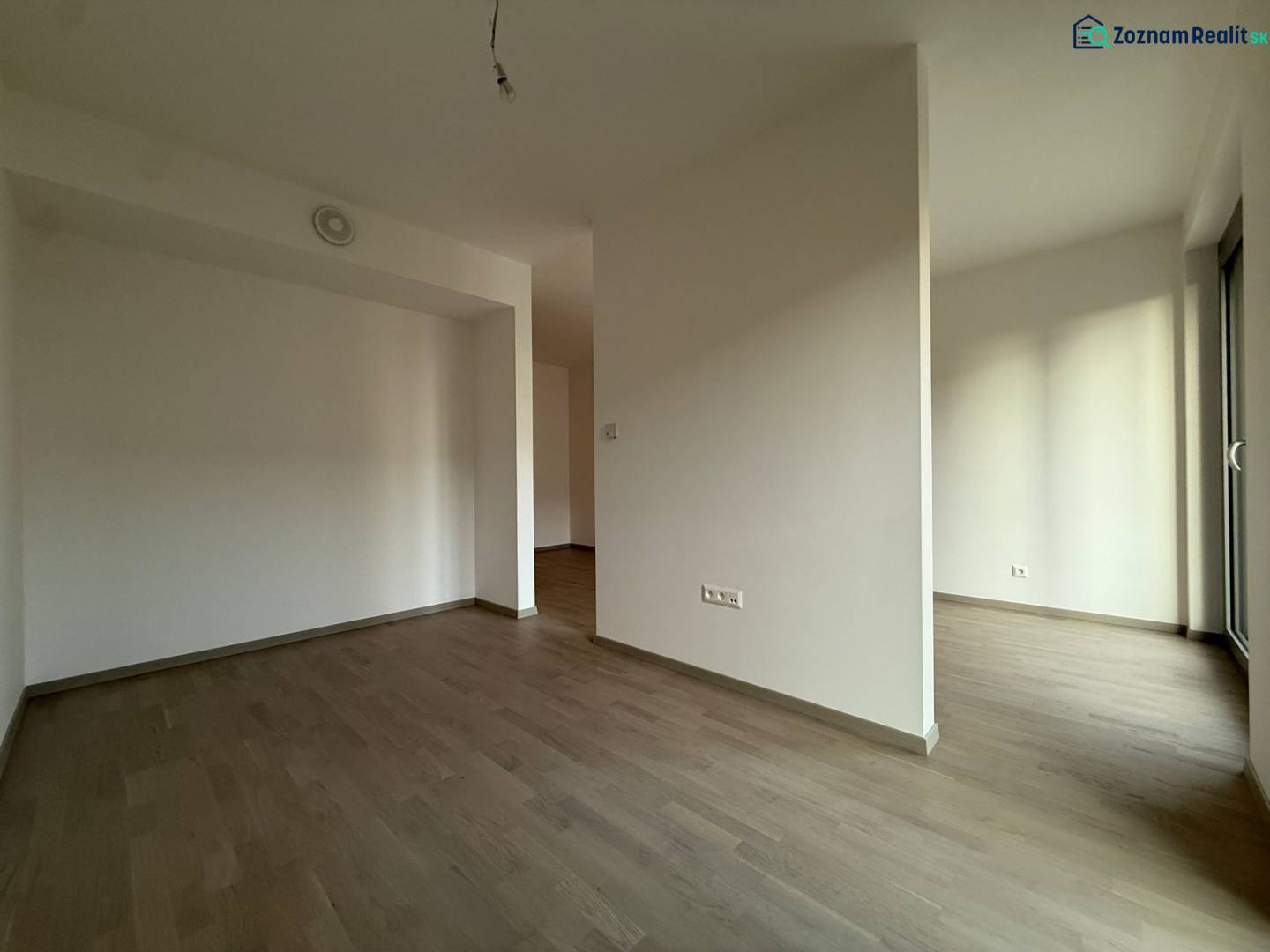 NUERA︱METROPOLIS - 1,5 izbový BYT (nie apartmán) v Starom Meste - Prázdna miestnosť v 2-izbovom byte s podlahou s dreveným dekorom a bielymi stenami.