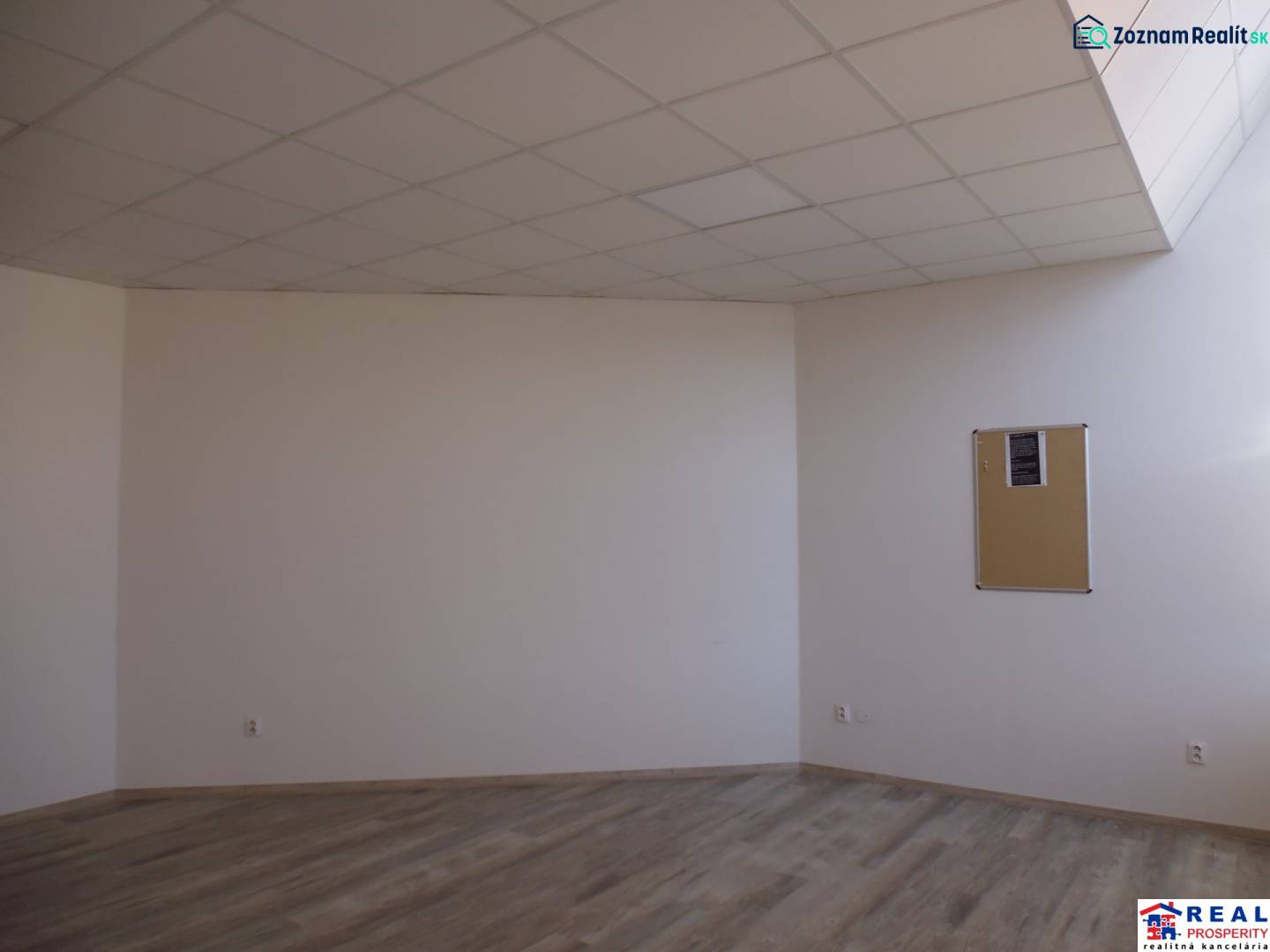 MASARYKOVA: Nebytové priestory 30 m2 - 3.posch., VÝŤAH, parkovanie - Miestnosť s podlahou s dreveným dekorom a korkovou nástenkou v kancelárii.