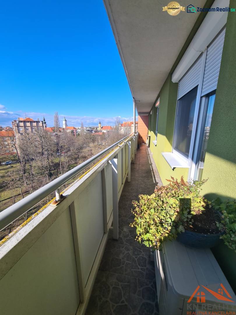 Reprezentatívny 2 izb.byt na prenájom SOHO TOWER Komárno ! - Balkón 2-izbového bytu v Komárne s výhľadom na mesto.