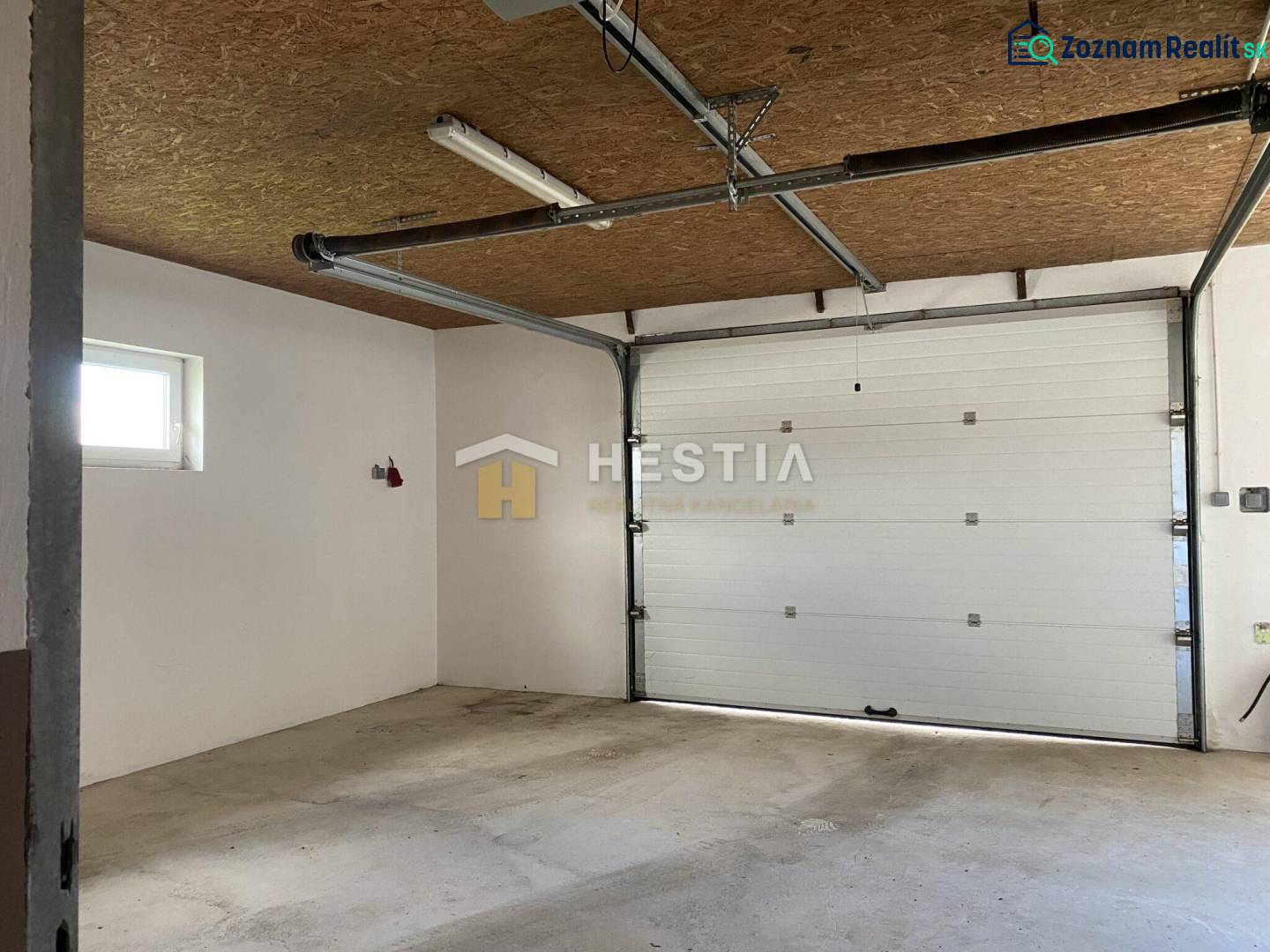 Na prenájom skladová hala, obec Rybky, okr. Senica - Interiér Skladov a hál s garážovou bránou a betónovou podlahou.
