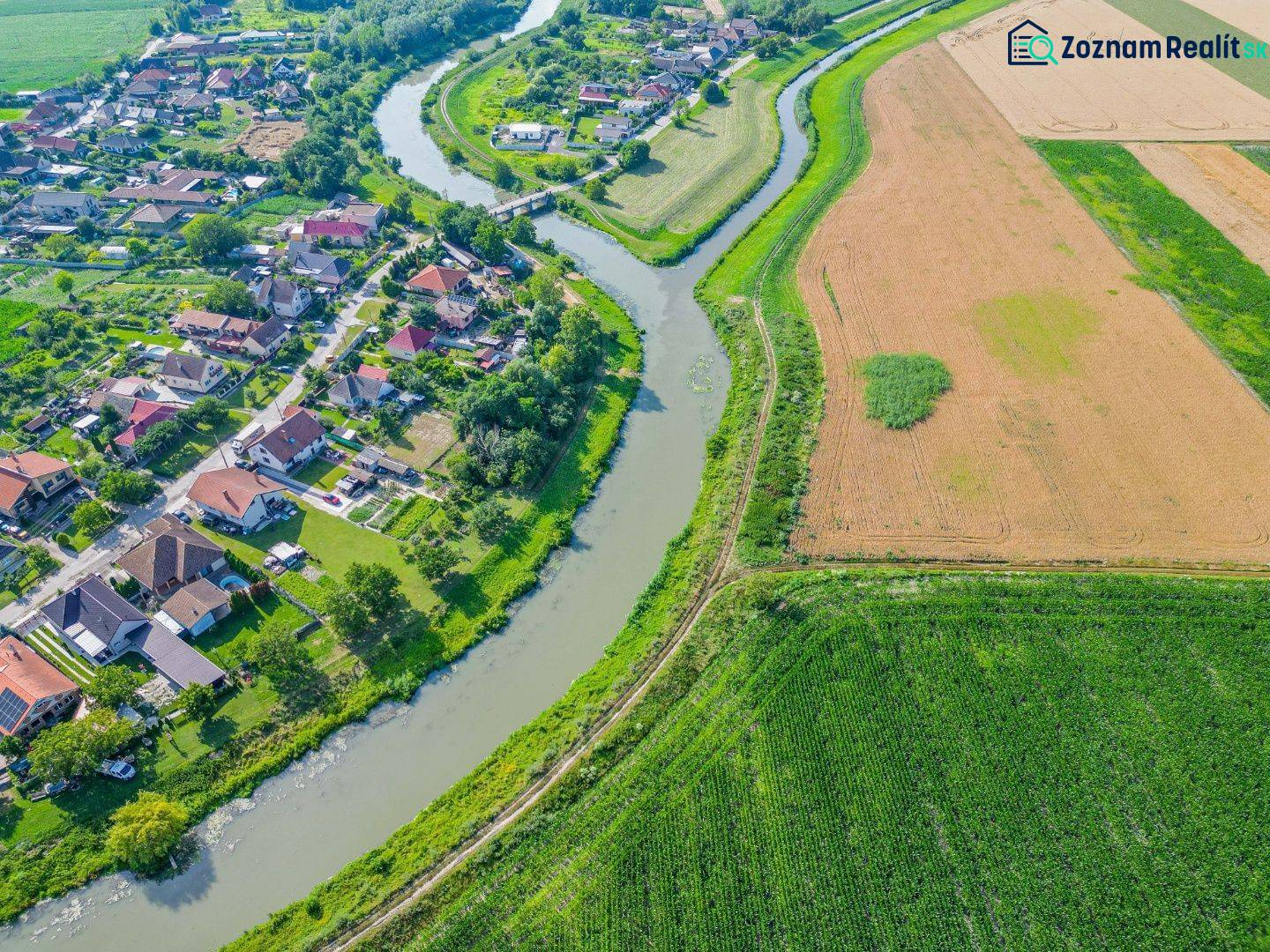 EXKLUZÍVNE NA PREDAJ LESNÝ POZEMOK ( 3466 M2) V OBCI Č - Rieka tečúca popri Poľnohospodárskych a lesných pozemkoch v Čiernej Vode, vedľa obce.